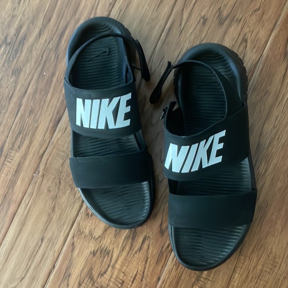 NIKE - Picture 2 of 5